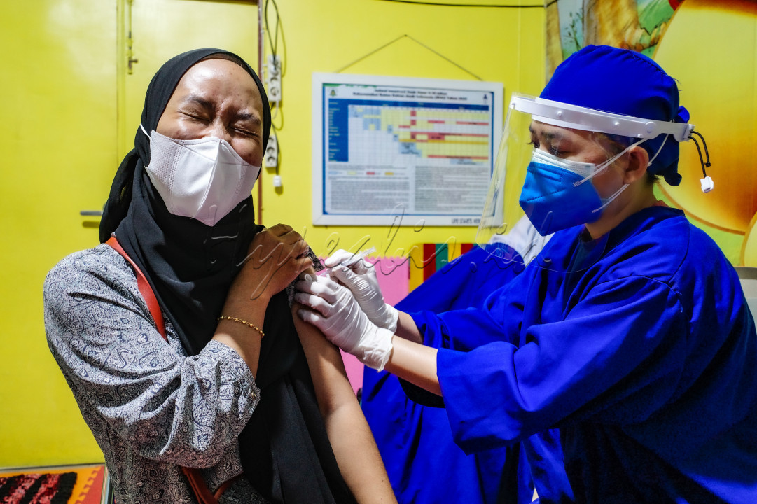 Vaksinasi membuat kita merdeka dari virus covid yang mematikan. Vaksinasi masal akan membuat&nbsp;<em>herd immunity</em>, yang membuat virus covid kehilangan taji nya dan menjadi virus biasa seperti virus ingluenza yang bisa hidup berdampingan tanpa menyebabkan kematian dan efek mengerikan lainnya.&nbsp;