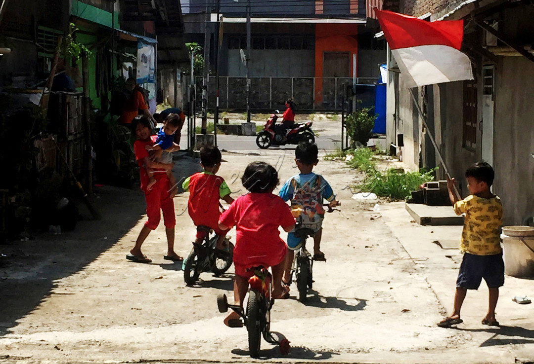 Semangat anak anak bila menjelang hari kemerdekaan sangat tinggi.