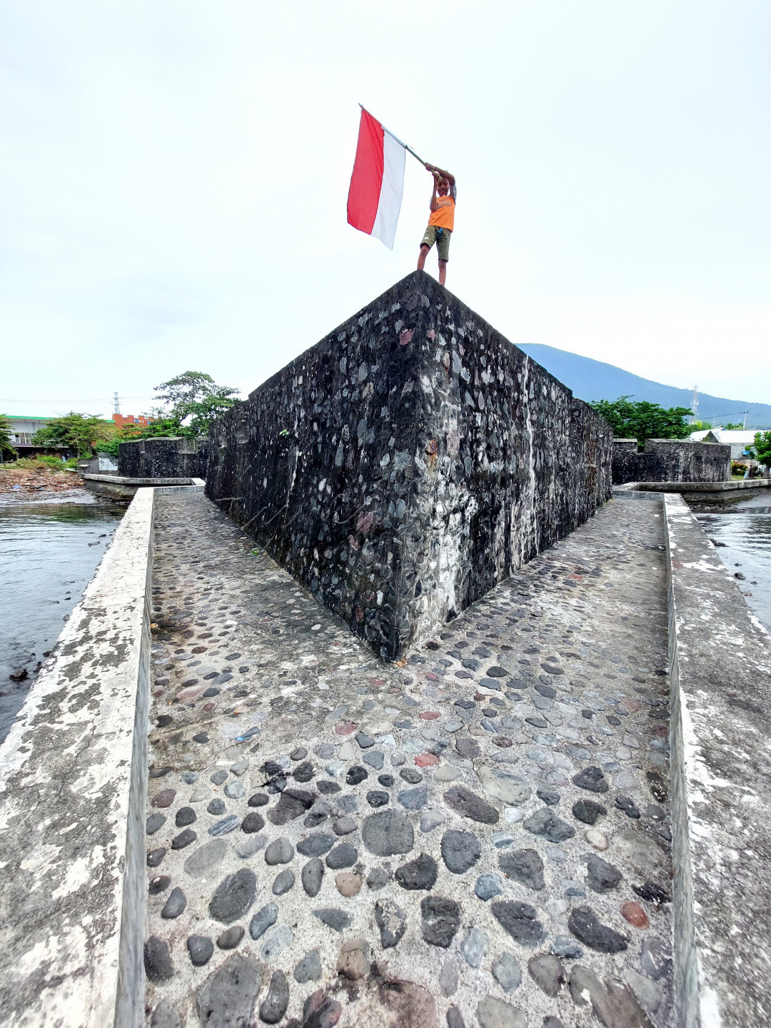 Teruslah berkibar wahai merah putih dan kami sebagai penerus bangsa akan selalu hormat kepadamu...