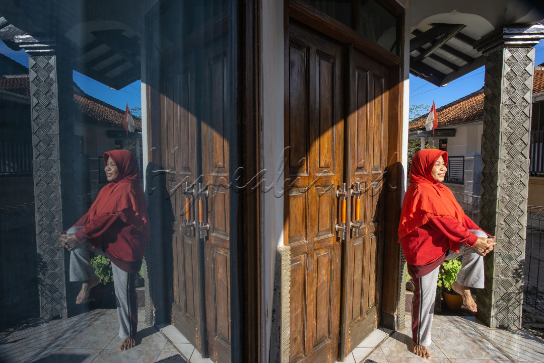 Pada masa pandemi ini, berbagai cara dilakukan guna bisa meminimalkan tingkat penularan Covid-19. Berjemur sekaligus berolahraga ringan seperti pelenturan otot / stretching di bawah sinar matahari pagi menjadi salah satu anjuran yang kerap dianjurkan banyak pihak, bahkan oleh dunia kedokteran. Kebiasaan menjemur diri dan olahraga ringan ini diyakini mampu meningkatkan Imunitas tubuh untuk bisa melawan serangan virus maupun bakteri, tidak terkecuali dengan virus corona.
