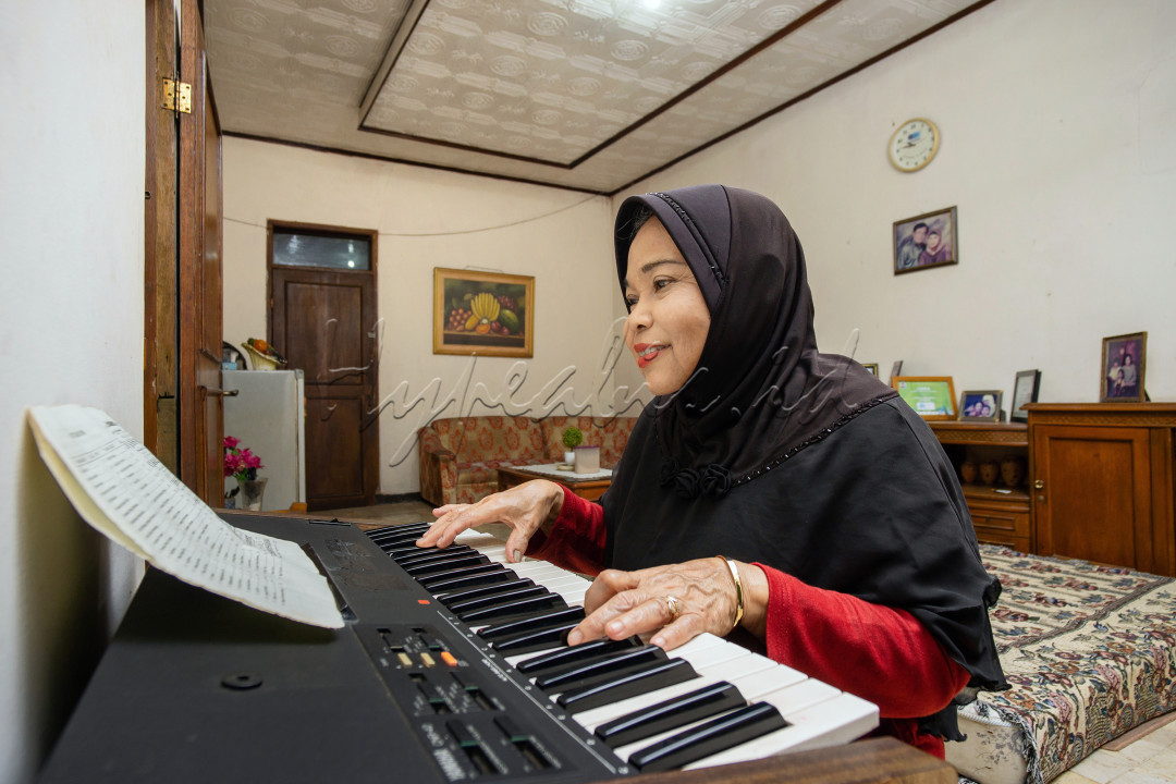 Ditengah Pandemi seperti ini, aku sering memperhatikan Kesehatan Ibuku. Ibu sendiri memiliki metode yang begitu relevan disaat Pandemi seperti sekarang ini, yaitu Menjaga Imunitas dengan membuat suasana Hati menjadi lebih bahagia dengan melakukan cara yang sederhana.<br />
.<br />
Cara sederhana untuk menjaga Imunitas bagi ibuku, yaitu dengan membuat suasana Hati dan pikiran menjadi tenang, bermain Keyboard/Piano contohnya. Ibu dari dulu memang suka bermain Piano, meski tak seprofesional keyboardist/pianist pada umumnya, namun untuk memainkan beberapa lagu tentang Indonesia, ibu cukup piawai. Ibuku biasa bermain Piano ini saat pagi hari untuk meningkatkan rasa bahagia dan menjaga imunitas.