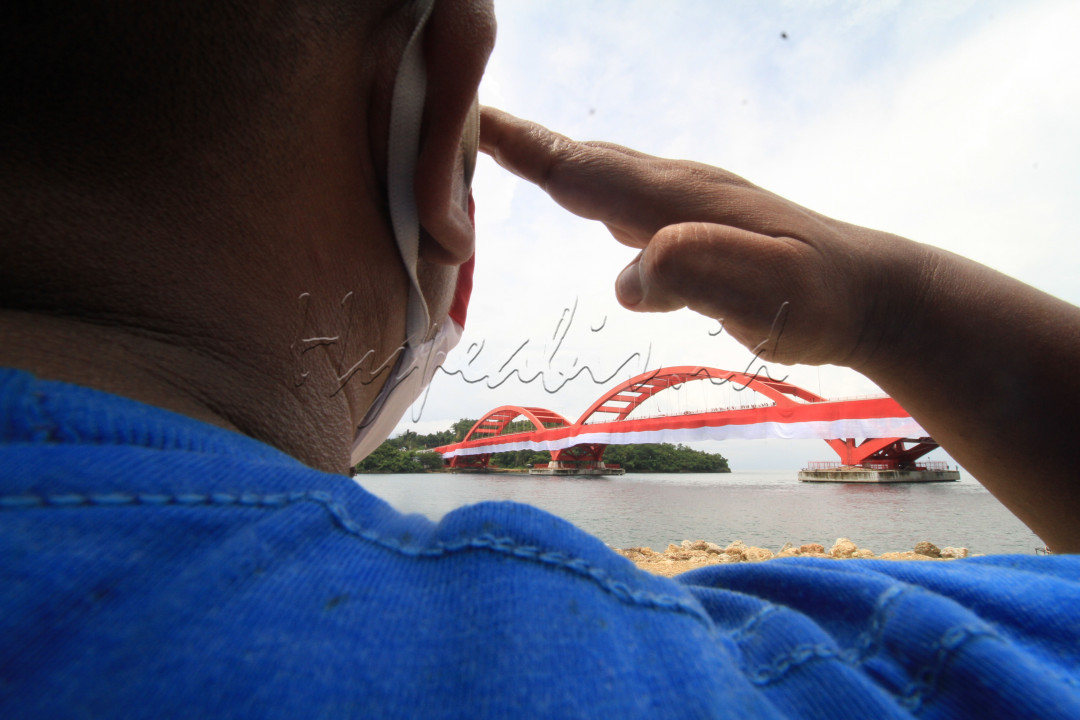 Erianto_081242048492_Selalu Merdeka<br />
<br />
Pengibaran Merah Putih 400 meter di Jembatan Youtefa, Kota Jayapura, Papua, 17 agustus 2021