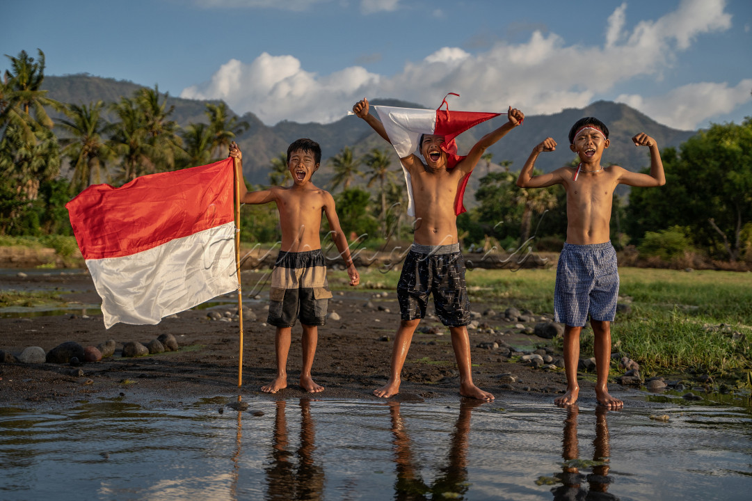 Ekspresi kemerdekaan dari anak-anak di pesisir pantai timur Bali yang dengan sangat ekspresif memekikkan kemerdekaan, melepaskan kejenuhan akibat berbulan-bulan kebebasan mereka direnggut oleh pandemi. Bagi mereka, merdeka adalah bebas bermain bersama teman, bebas belajar ke sekolah dan beraktifitas tanpa diahntui pandemi. Semoga dengan upaya bersama seluruh elemen bangsa, termasuk program vaksinasi yang menyentuh anak-anak usia 12 tahun, kemerdekaan dari pandemi covid segera mereka bisa rasakan.<br />
&nbsp;