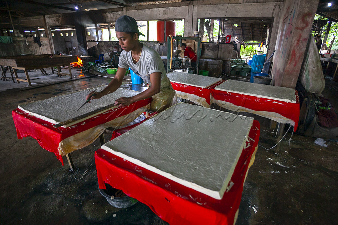 Industri tahu adalah industri kecil yang mampu berperan sebagai penyangga perekonomian nasional yang saat ini tengah terguncang, merupakan imbas pandemi virus corona dirasakan seluruh sektor usaha. Namun, sektor usaha mikro kecil dan menengah (UMKM) seperti pembuatan tahu tradisional ini sudah mulai bangkit, seiring dengan kembali ramainya aktivitas masyarakat setelah new normal, usaha ini lambat laun mulai membaik. Kita semua berharap, pandemi segera berakhir, ekonomi bergerak, lapangan kerja terbuka kembali, biaya hidup tidak terbebani.