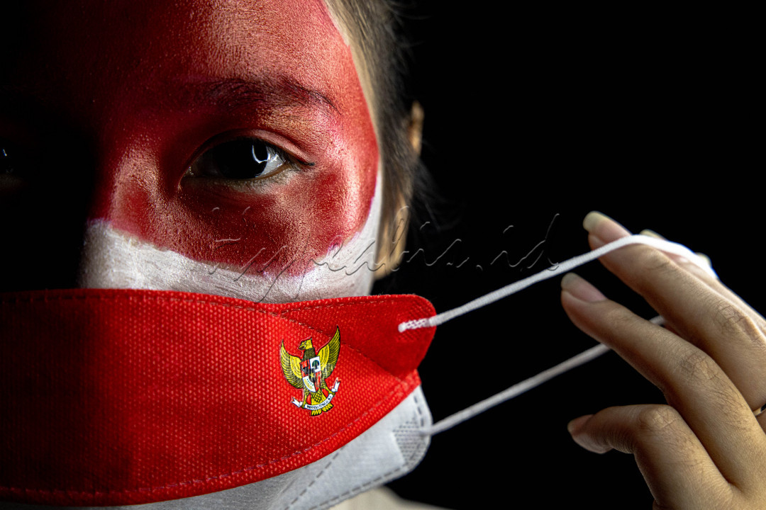 Selembar masker melambangkan perlindungan terhadap penyebaran COVID-19. Masker juga melambangkan harapan untuk dunia yang lebih baik, mari kita lanjutkan kemerdekaan negeri kita Indonesia dengan tetap memakai masker sebagai cara pemutus rantai penyebaran COVID-19.