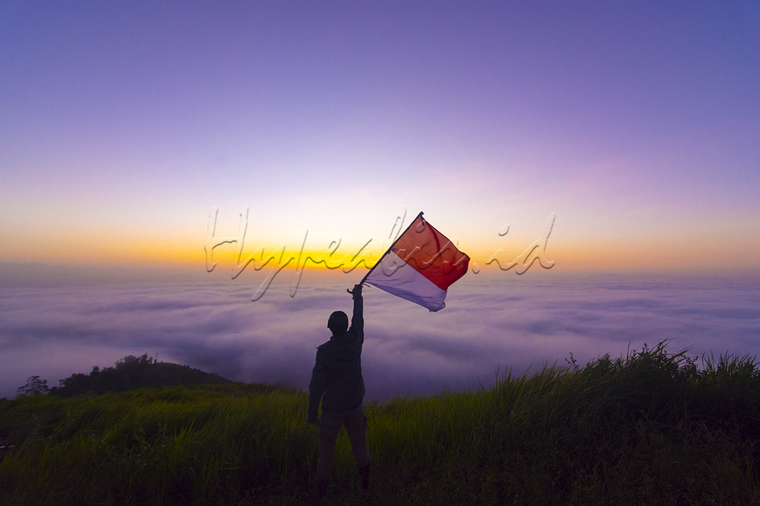 Selalu bersyukur adalah kunci untuk membangkitkan semangat dan motivasi dalam diri. Bawa rasa syukur tersebut dalam doa yang kita panjatkan setiap hari atas nikmat kesehatan dan limpahan rezeki. Rasa syukur tersebut tentunya harus diiringi dengan berpikir positif. Ingat, selain Tuhan, &nbsp;&nbsp;&nbsp;jangan lupakan perjuangan orang-orang hebat terdahulu dengan berdiri tegak dan selalu doakan yang terbaik untuk menunjukkan rasa hormat karena telah berjuang merebut kemerdekan Indonesia.<br />
&nbsp;