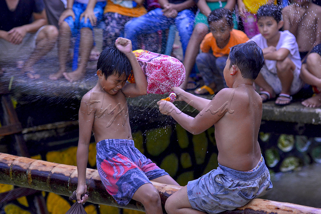 Dua anak saling melemparkan pukulan menggunakan bantal dalam lomba pukul bantal di kelurahan sarungga, kemraya kota Kendari Sulawesi Tenggara. Lomba ini digelar guna memeriahkan peringatan Hari Ulang Tahun&nbsp; Kemerdekaan Republik Indonesia yang ke 76<br />
&nbsp;
