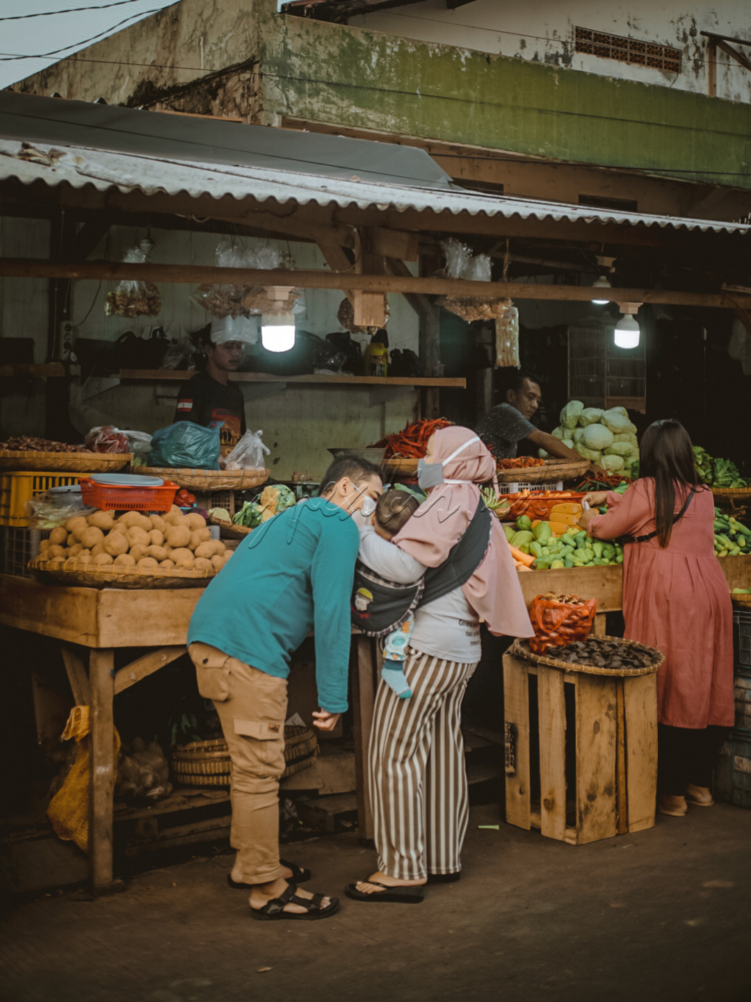 Foto ini saya ambil di pasar tuparev karawang, dimana sebuah moment orang tua yg tetap memberikan ciuman kepada anaknya meski memakai masker, dan hal itu menjadi bukti bahwa kasih sayang orang tua tak terhalangi apapun.