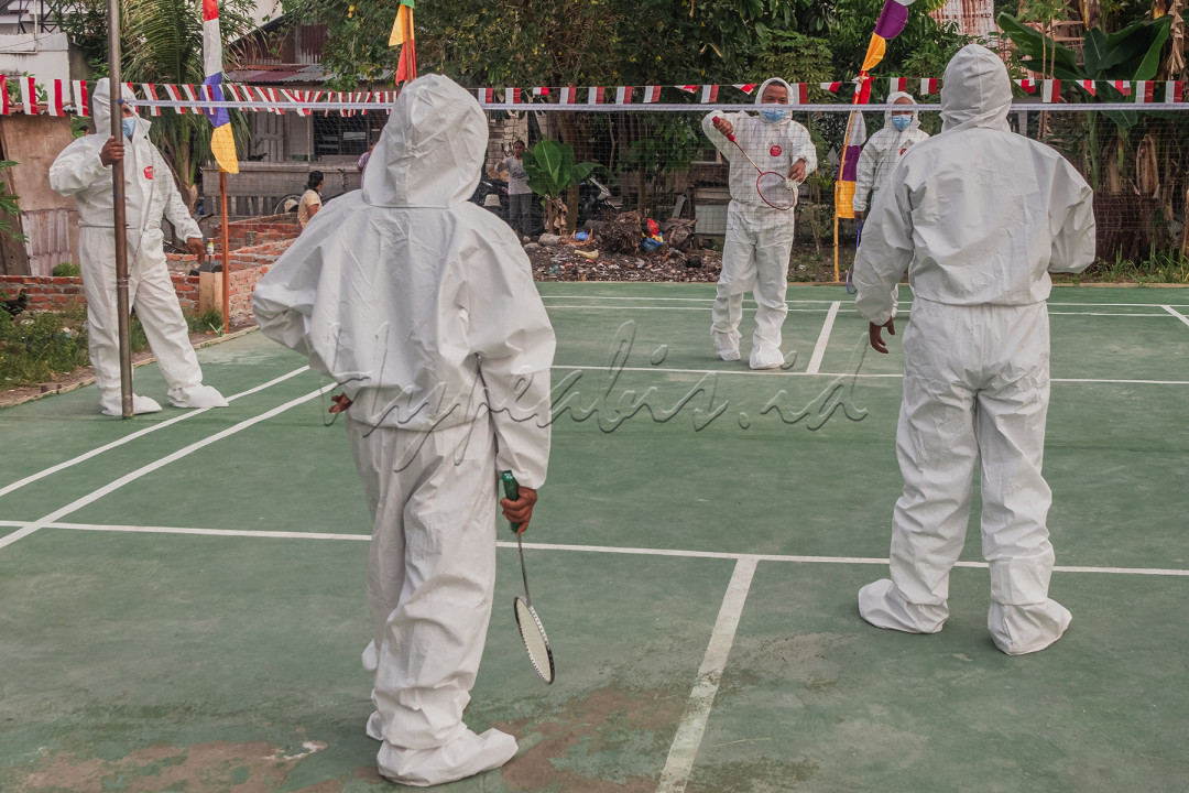 Warga mengenakan pakaian Alat Pelindung Diri (APD) saat mengikuti perlombaan bulu tangkis dalam memeriahkan HUT Ke-76 Indonesia di Perumahaan Permata Teratai, Tuah Madani. Pekanbaru.<br />
Warga&nbsp; menggunakan pakaian Alat Pelindung Diri (APD) sebagai bentuk dukungan terhadap tenaga kesehatan dalam merawat pasien&nbsp; COViD-19 dan sebagai harapan kepada pemerintah untuk berusaha keras memerdekan masyarakat dari wabah pandemi ini.