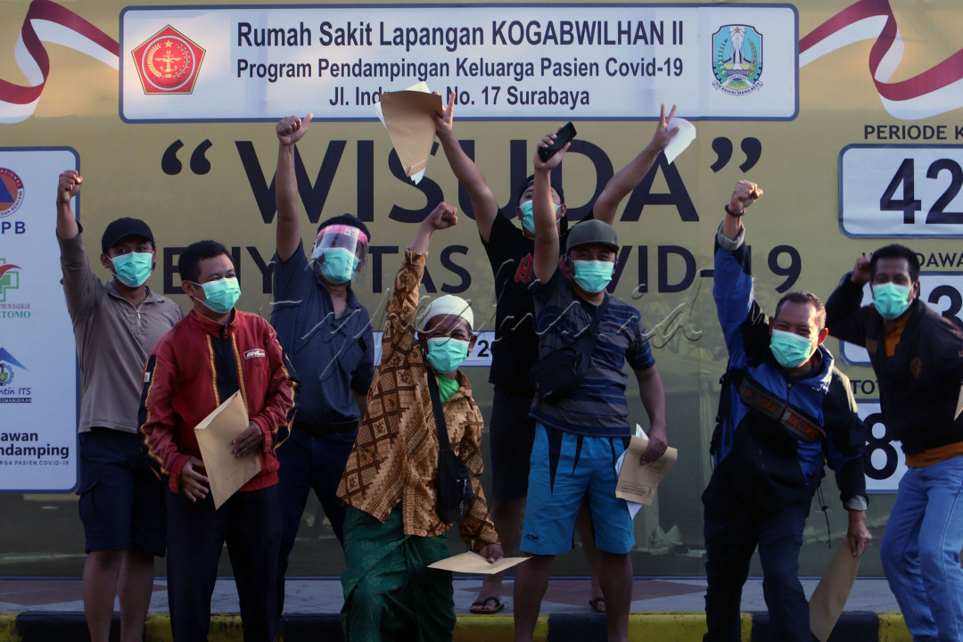 Sebanyak 73 orang penyintas Covid-19, dipulangkan dari Rumah Sakit Lapangan Kogabwilhan Jalan Indrapura, Surabaya, Selasa (28/07/2020). Kasus Covid-19 di Indonesia mencapai 102051 orang, sebanyak 60539 orang dinyatakan sembuh. (data sesuai hari pengambilan foto)