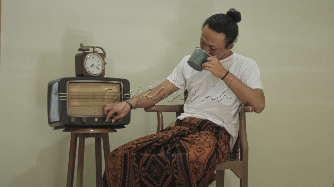 <strong>Bebas Hoax</strong><br />
<br />
Lebih baik mendengar dua kalimat bermakna dari alat yang sederhana<br />
<br />
"Kami bangsa Indonesia dengan ini menjatakan Kemerdekaan Indonesia.<br />
Hal-hal jang mengenai pemindahan kekoeasaan d.l.l., diselenggarakan dengan tjara seksama dan dalam tempo jang sesingkat-singkatnja.<br />
Djakarta, hari 17 boelan 8 tahoen 05<br />
Atas nama bangsa Indonesia<br />
Soekarno/Hatta."<br />
<br />
Daripada melihat media yang belum tentu benar kejelasannya