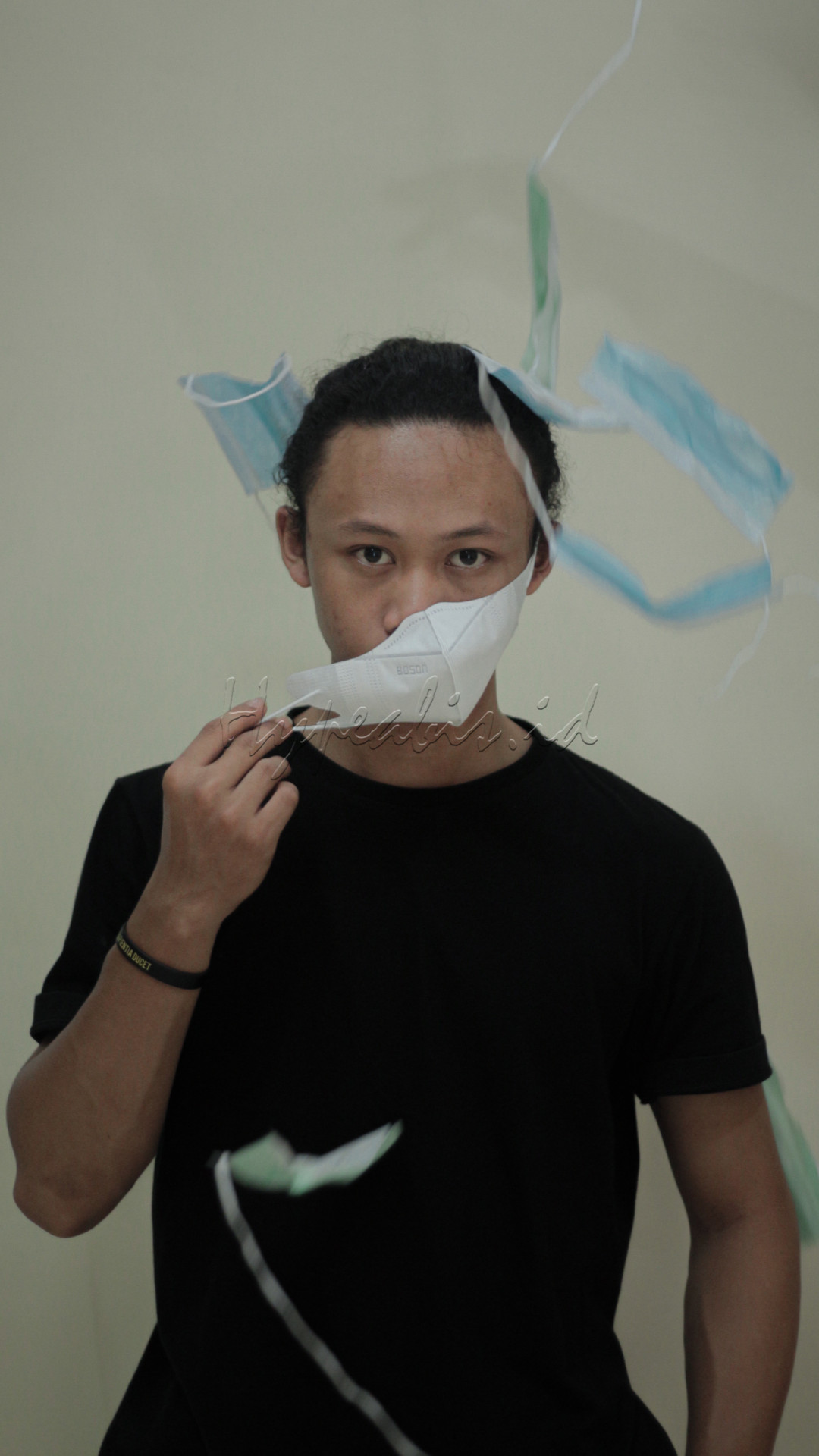 <strong>LEPAS</strong><br />
<br />
Menjadi belenggu baru belakangan ini. Masker namanya. Tak hanya mulut dan hidung yang tertutup tetapi juga pendidikan, kebudayaan, dan ekonomi yang dipaksa terlelap.<br />
<br />
Jika belenggu ini sudah terlepas, semua hal pasti juga akan terbebas.
