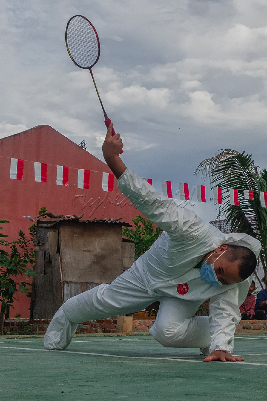 Warga mengenakan pakaian Alat Pelindung Diri (APD) saat mengikuti perlombaan bulu tangkis dalam memeriahkan HUT Ke-76 Indonesia di Perumahaan Permata Teratai, Tuah Madani. Pekanbaru.<br />
Warga&nbsp; menggunakan pakaian Alat Pelindung Diri (APD) sebagai bentuk dukungan terhadap tenaga kesehatan dalam merawat pasien&nbsp; COViD-19 dan sebagai harapan kepada pemerintah untuk berusaha keras memerdekan masyarakat dari wabah pandemi ini.<br />
<br />
optimisme&nbsp;bangsa&nbsp;untuk bangkit menyelesaikan&nbsp;pandemi&nbsp;Covid-19.