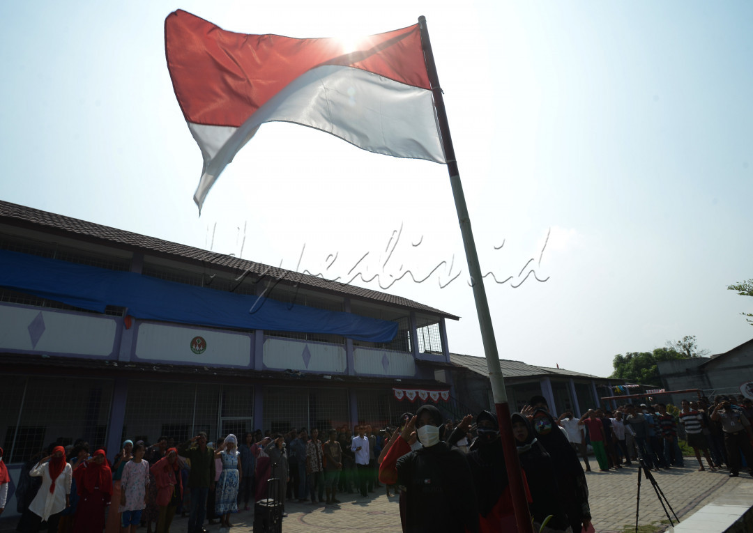 Pasien Orang Dengan Gangguan Jiwa (ODGJ) Yayasan Al Fajar Berseri mengikuti upacara bendera dalam rangka memperingati Hari Kemerdekaan Republik Indonesia Ke-76 Tahun di Tambun, Bekasi,Jawa Barat &nbsp;Selasa (17/8/2021). Upacara dan perlombaan tersebut dilakukan untuk memupuk rasa nasionalisme dan kebangsaan serta mengingatkan kembali kepada jasa para pahlawan yang memperjuangkan kemerdekaan Republik Indonesia.