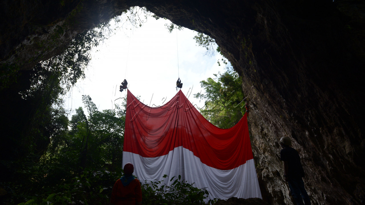 <br />
Jaringan Masyarakat Peduli Karst Klapanunggal memperingati HUT RI Ke-75 dengan membentangkan bendera merah putih di Tebing&nbsp;Kutalingkung, Desa Nambo, Kecamatan Klapanunggal, Jawa Barat Senin (17/8/2020). Pelaksanaan upacara pengibaran bendera dilaksanakan dengan menerapkan protokol COVID-19 oleh seluruh peserta dengan bendera berukuran 15 meter x 10 meter diikuti 80 orang dari berbagai organisasi kegiatan alam bebas untuk menyelamatkan tebing&nbsp;Kutalingkung&nbsp;dari aktivitas pertambangan dimana tebing tersebut memilik potensi destinasi wisata.