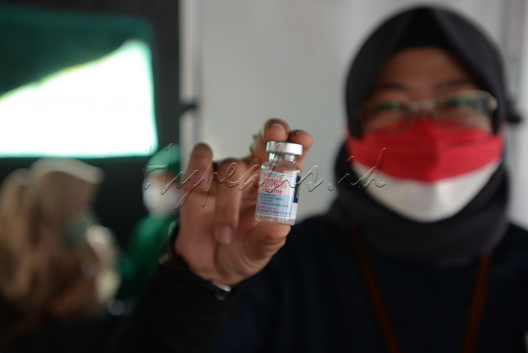 Tenaga medis menyuntikan vaksin Covid-19 Moderna untuk tenaga medis dan warga di Puskesmas Kramat Jati, Jakarta, Jumat (20/8/2021). Di Indonesia hanya diperuntukkan khusus bagi tenaga kesehatan sebagai vaksin ketiga atau booster, namun kini tidak lagi. Bagi masyarakat umum saat ini diperbolehkan mendapat vaksinasi Covid-19 Moderna untuk menekan penyebaran virus corona terus digalakkan pemerintah.