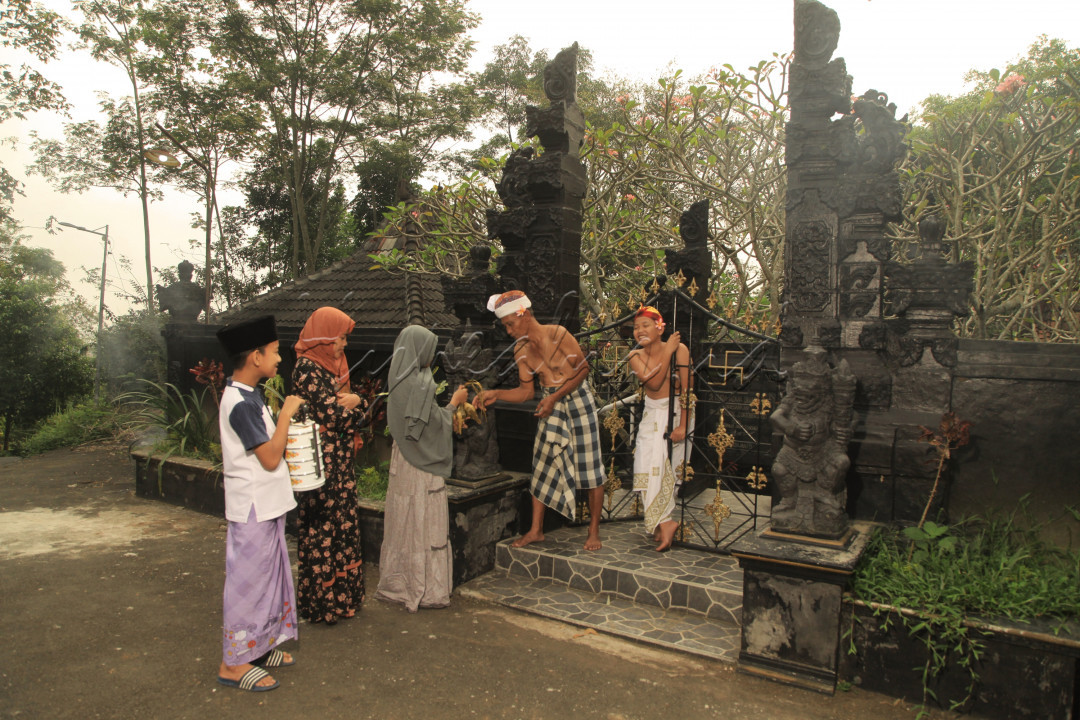 Merdeka itu apa....???<br />
Bagiku, Merdeka Itu Berbagi Kebahagiaan di Hari Yang Suci<br />
Merdeka Dari Perbedaan agama, saling berbagi, menjadi Indonesia yang ber-Bhineka Tunggal Ika<br />
<br />
Beberapa anak muslim memberikan ketupat opor kepada warga Hindu di hari raya Idul Fitri di Kota Salatiga Jawa Tengah. Mereka berbagi kebahagiaan bersama di hari yang suci umat Islam. Salatiga merupakan kota paling toleran di Indonesia 2021, dengan beberapa etnis minoritas seperti Nasrani, Hindu maupun Budha. Kebiasaan membagi ketupat opor merupakan tradisi tahunan saat lebaran.<br />
<br />
@hypeabisid<br />
@bisnisindonesiafoto<br />
<br />
#Lombafotohypeabisid<br />
#Ekspresikemerdekaan<br />
#Bisnisindonesiafoto