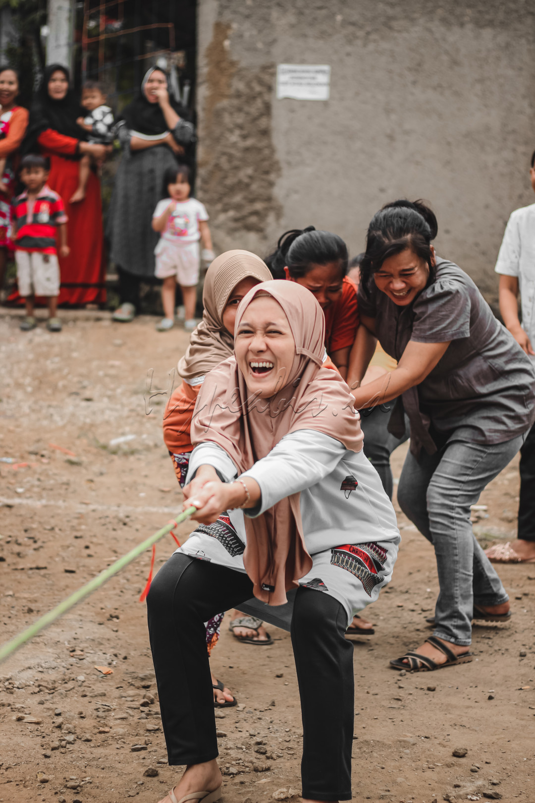Tarik Tambang&nbsp;adalah permainan tradisional yang dilakukan oleh dua regu yang saling berhadapan dalam sebuah&nbsp;perlombaan&nbsp;dengan tujuan menarik batas tengah tali kedaerah sendiri<br />
Bersatu saling bahu membahu.&nbsp;