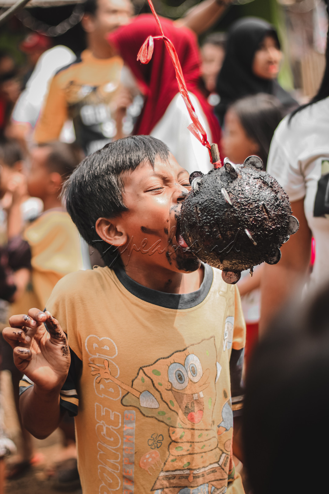 perlombaan yang selalu diadakan pada saat pendukung hari Indonesia adalah lomba gigit koin (uang logam).&nbsp;Sesuai dengan namanya, dalam permainan ini para pesertanya diharuskan untuk mengambil koin-koin yang ditancapkan pada buah semangka, pepaya, atau jeruk bali dengan cara menggigitnya.