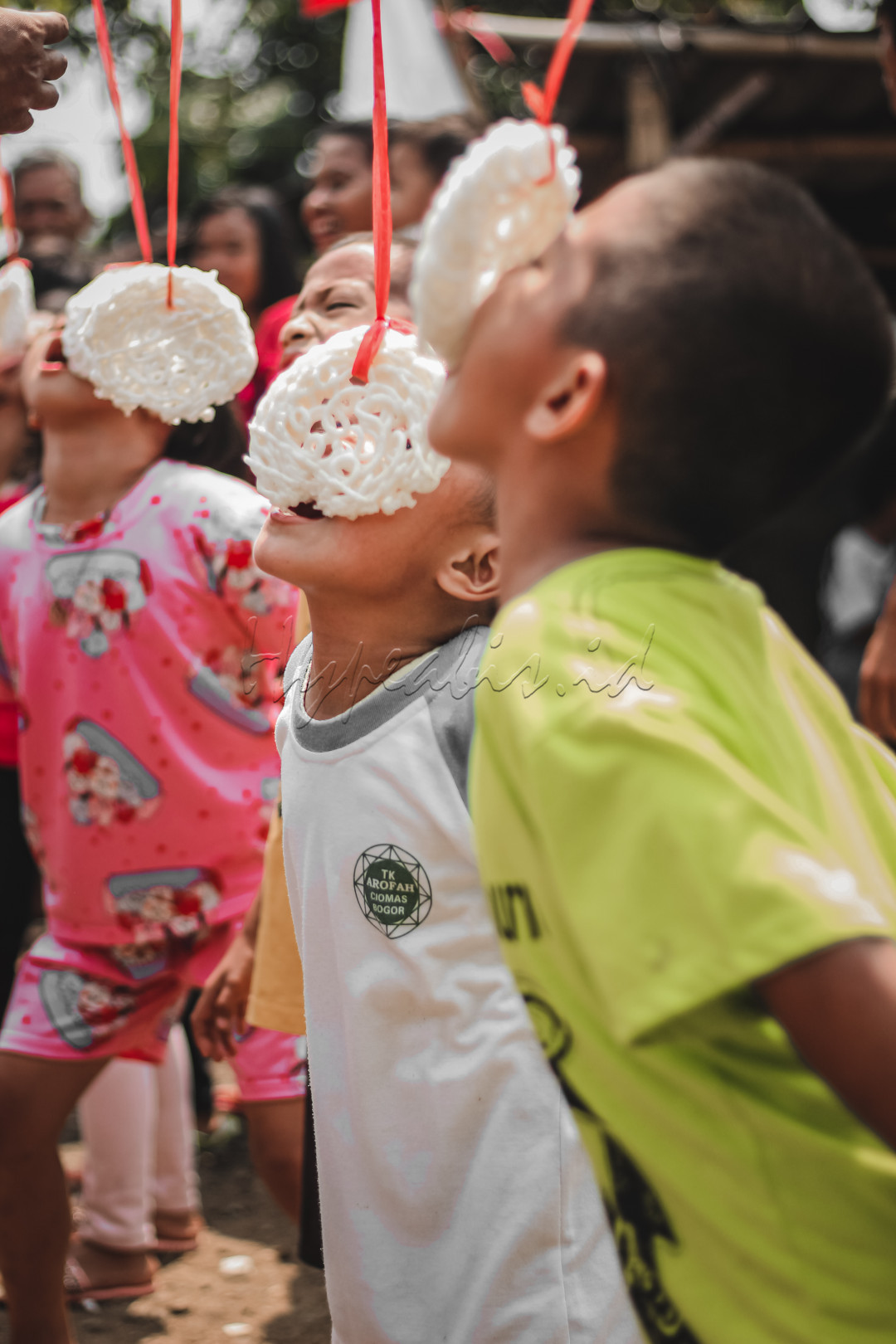 Lomba makan kerupuk&nbsp;merupakan salah satu&nbsp;lomba&nbsp;yang paling umum diselenggarakan ketika Perayaan HUT Kemerdekaan RI. ... Pemenang dalam&nbsp;lomba makan kerupuk&nbsp;adalah mereka yang berhasil memakan&nbsp;kerupuk&nbsp;sampai habis lebih cepat dari peserta-peserta lain.