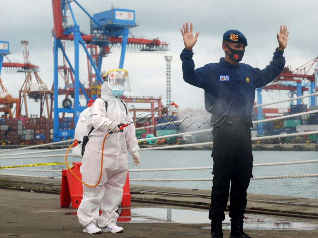 Petugas dari Palang Merah Indonesia (PMI) melakukan sterilisasi kepada para petugas dari Kepolisian yang ikut serta dalam proses evakuasi badan pesawat Sriwijaya SJ-182 yang mengalami kecelakaan di Laut Jawa pada bulan Januari 2021. Sterilisasi menggunakan cairan disinfektan bermaksud untuk membunuh semua mikroorganisme yang menempel, termasuk di antaranya virus Covid 19.