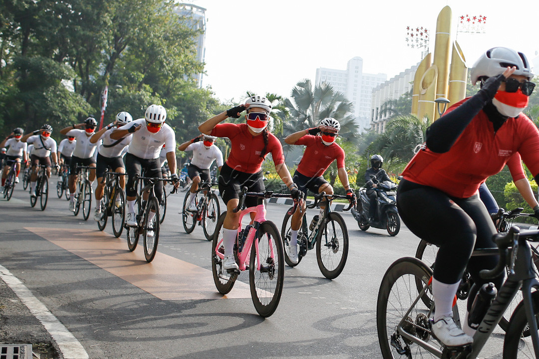 Sejumlah pengendara sepeda angin yang tergabung dalam Coffe Ride Society Surabaya mengenakan baju merah putih bersepeda keliling Kota Surabaya dalam rangka memperingati HUT Ke 76 Republik Indonesia, kemarin, Rabu (18/8/2021). Masih dalam rangka menyemarakan HUT ke 76 RI sebanyak 30 pesepeda dari Surabaya da sekitarnya mengadakan gowes kemerdekaan dengan menerapkan protokol kesehatan dan mengajaka warga untuk berolahraga menambah imun tubuh selama pandemi Covid-19.