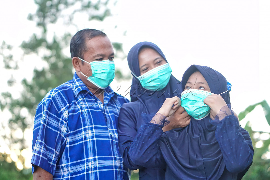 Merdeka dari covid<br />
<br />
ialah dengan cara konsisten untuk mematuhi protokol kesehatan yang di anjurkan pemerintah.<br />
Yaitu 5M<br />
<br />
Terutama di lingkungan Keluarga.<br />
Keluarga berperan penting melindungi, mensosialisasikan dan mengajarkan anggota keluarganya untuk selalu cuci tangan, memakai masker , &amp; menjauhi kerumunan.<br />
Oleh karena itu penguatan fungsi keluarga sebagai &nbsp;fungsi perlindungan, fungsi sosial dan pendidikan harus terus ditingkatkan dalam upaya menekan dampak pandemi COVID-19,&rdquo;<br />
<br />
Mari kita bersama berkontribusi perangi pandemi covid 19.