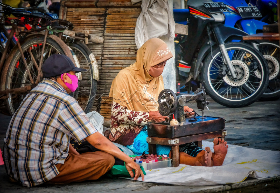 Berbagai kebijakan dikeluarkan pemerintah untuk mendukung aktivitas dimasa pandemi. Salah satunya tentang Protokol Kesehatan seperti wajib memakai masker dan jaga jarak. Semua dilakukan dan harus ditaati agar kelangsungan aktivitas di masa adaptasi dapat berlangsung lama dan penyebaran Covid19 dapat ditekan serendah mungkin.