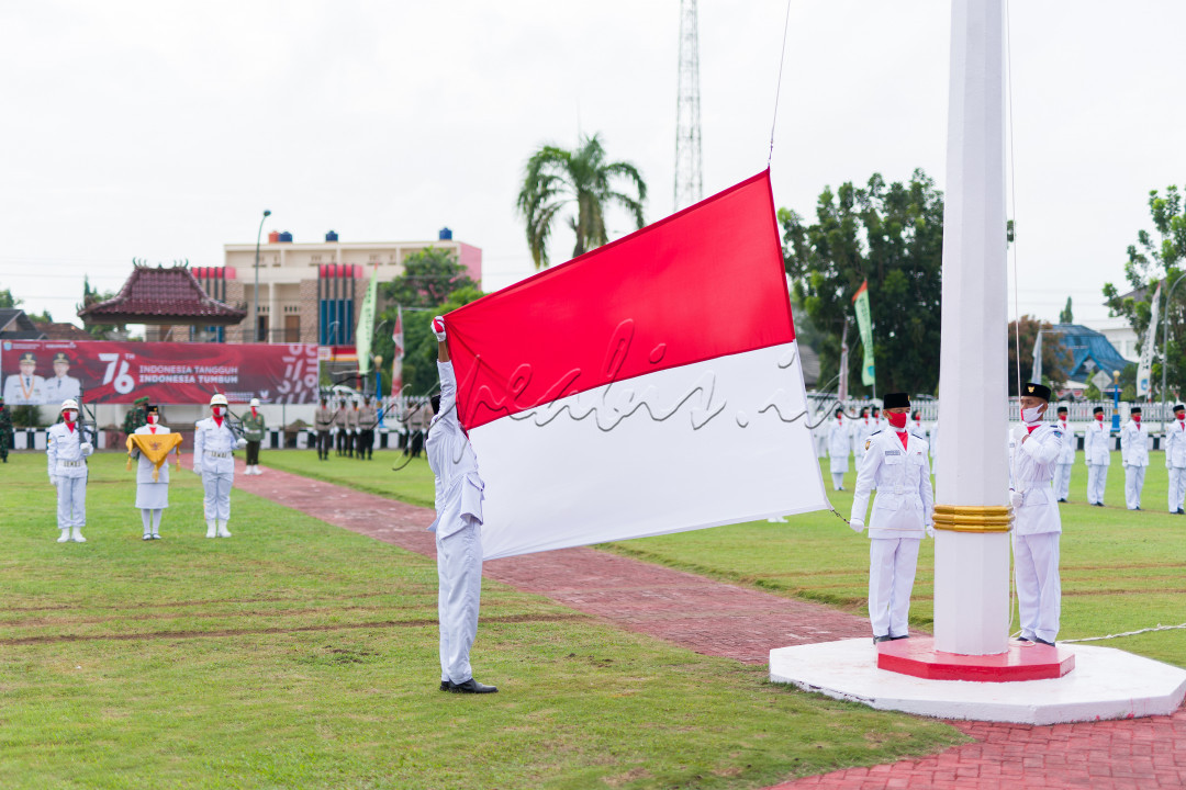 <br />
LATIHAN YANG TIADA HENTI<br />
MELAWAN TERIK MATAHARI<br />
MELAWAN TETESAN HUJAN<br />
MELAWAN LELAHNYA TUBUH<br />
UNTUK TERBENTANGNYA SANG MERAH PUTIH.