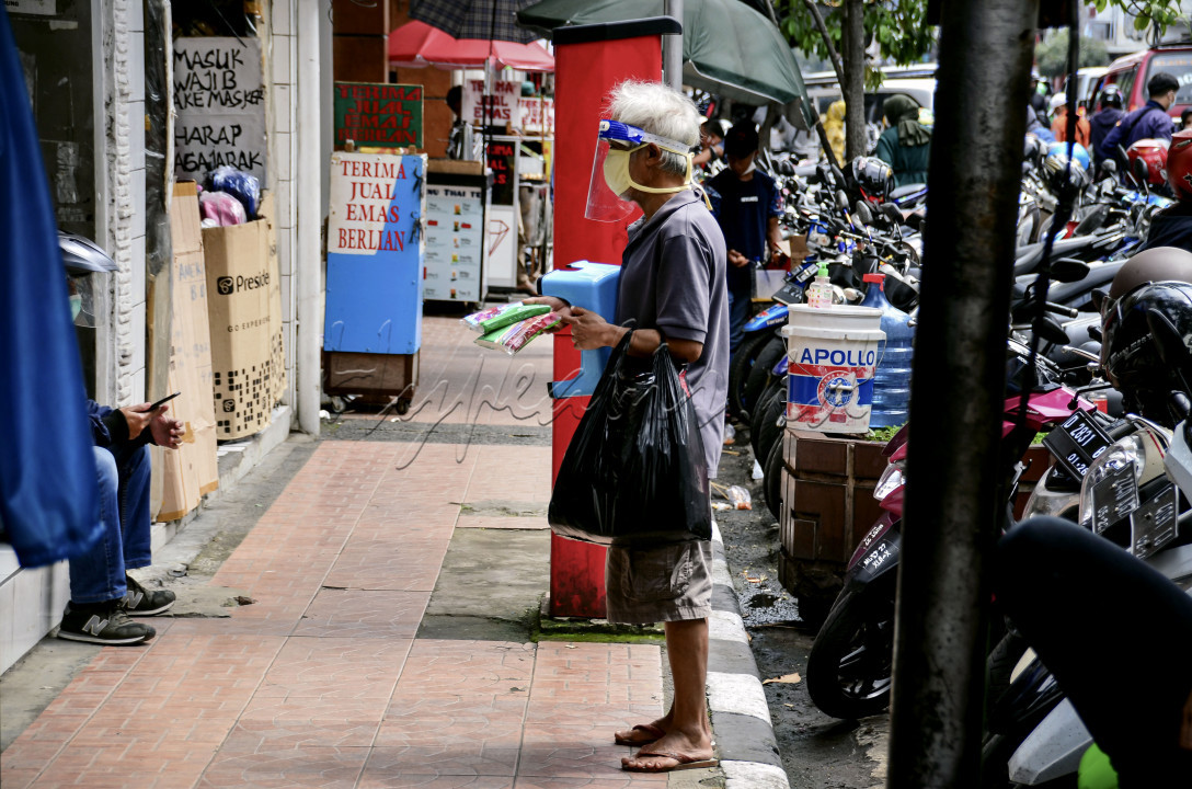BERJUALAN TISU DITENGAH PANDEMIC<br />
Perjuangan hidup ditengah pandemic seorang pria dalam menghidupi keluarganya dimasa pandemic yang sulit seperti sekarang ini. Memaksanya untuk keluar rumah demi mengais rezeki dengan protocol kesehatan yang lengkap.<br />
<br />
Dengan bermodalkan semangat juang atas nama keluarganya yang mengiringi doa disetiap langkahnya, beberapa bungkus tisu dijajakan dengan harga yang terjangkau, dengan harapan ada yang membelinya agar perkenomian keluarganya dapat diselamatkan.