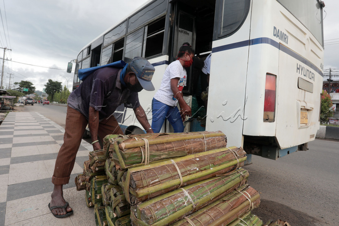 UMKM Berjuang di Tengah Pandemi<br />
Warga menurunkan sagu dari bus untuk dijual di pasar saat tiba di Kota Sorong, Papua Barat, Rabu (14/7/2021). Usaha kecil menengah menjadi faktor pendorong dalam pertumbuhan ekonomi nasional, khususnya di masa Pandemi COVID-19.