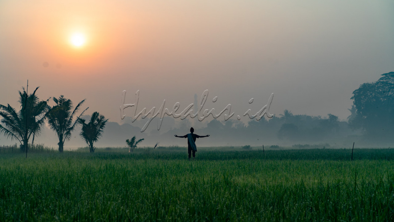 Merdeka dalam bahasa sanskerta berarti kaya, sejahtera dan kuat.&nbsp;<br />
Merdeka dalam bahasa Indonesia maupun Melayu berarti bebas atau tidak bergantung pada apapun atau bisa disebut independen. Tapi bagiku Merdeka ialah sebuah makna yang tak dapat diartikan, nyatanya kita sudah Merdeka tapi masih banyak rakyat yang miskin, &nbsp;katanya Merdeka itu bebas &nbsp;tak bergantung pada siapapun tapi nyatanya masih banyak rakyat yang perlu bantuan dan genggaman tangan.<br />
Merdeka bukanlah sesuatu yang dapat di tuliskan dengan kata-kata tapi Merdeka ialah yang dapat kita rasakan pada saat ini, walaupun 76 tahun berlalu tapi rasanya baru kemarin 17 Agustus 1945. MERDEKA.. MERDEKA.. Karna jasa mu para pahlawan kita dapat merasakan INDONESIA yang merdeka, INDONESIA yang kaya, dan INDONESIA &nbsp;yang TANGGUH. Lekaslah membaik NegeriKu....