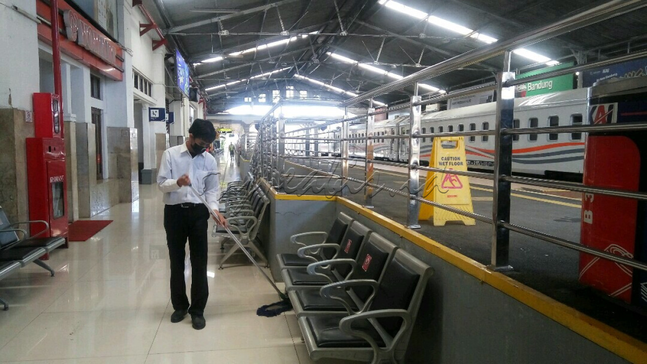 MESTI RESIK - Angkutan Penumpang termasuk kereta api tak leluasa beroperasi selama pandemi Covid-19. Pemandangan sepi di stasiun tak lagi jadi barang langka. Perih, tapi pelayanan tetap harus berjalan termasuk memastikan kebersihan halaman dalam stasiun seperti di Stasiun Besar Bandung, 27 Juli 2021.<br />
&nbsp;