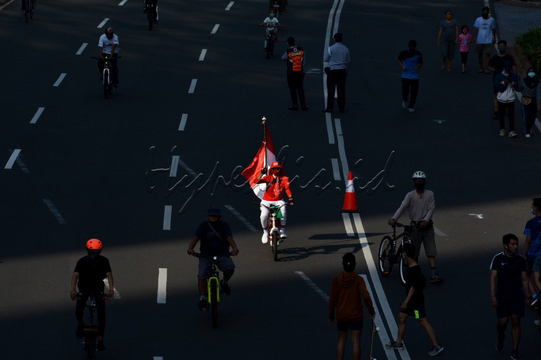Semangat 'Merah Putih' terpancar di benak seorang pesepeda yang mengikuti Hari Bebas Kendaraan Bermotor (Car Free Day) di Jakarta, Minggu (21/6/2020) yang kali pertama diadakan semenjak ditutup karena COVID-19 melanda Indonesia pada Maret 2020.&nbsp;