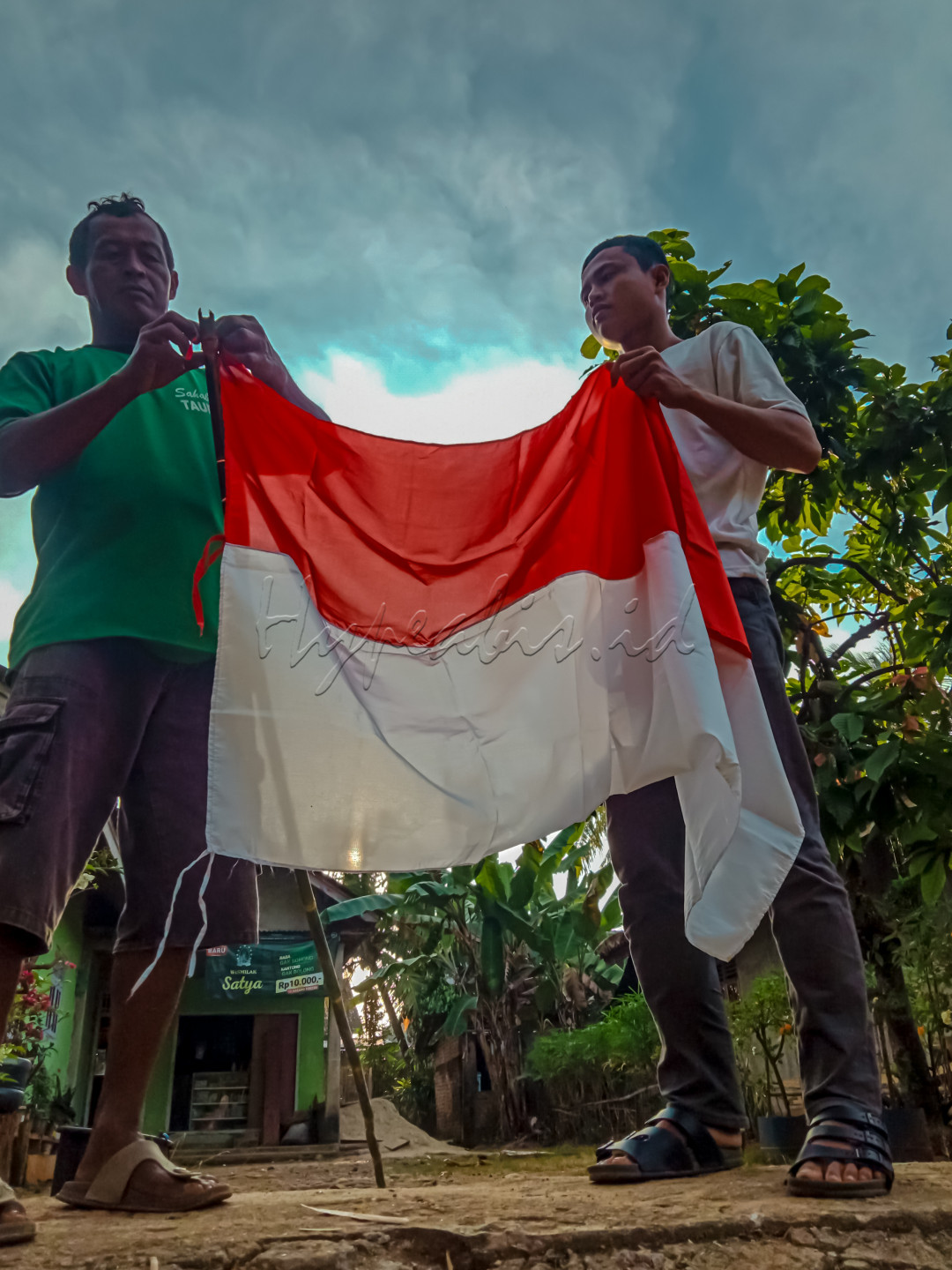 Foto ini diambil pada tanggal 9 agustus 2021, terdapat dua orang yang sedang memasang bendera merah putih sebagai tanda ikut merayakan kemerdekaan republik indonesia&nbsp;Foto ini diambil pada tanggal 9 agustus 2021, terdapat dua orang yang sedang memasang bendera merah putih sebagai tanda ikut merayakan kemerdekaan republik indonesia&nbsp;