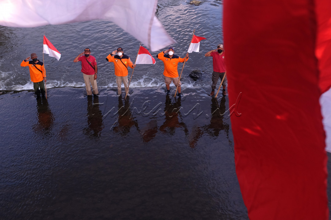 Relawan Search And Rescue melakukan hormat bendera saat mengikuti kegiatan di Kali Anyar, Kota Surakarta, Jawa Tengah, Selasa (17/8/2021). Kegiatan tersebut digelar untuk mengekspresikan sekaligus memeringati hari ulang tahun kemerdekaan Indonesia yang ke-76.