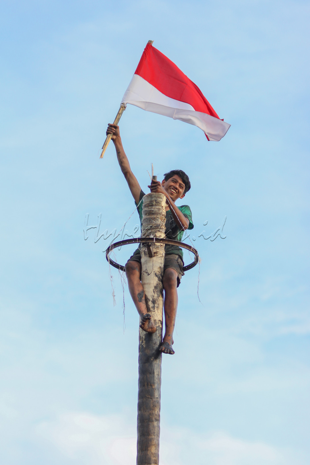 Ekspresi kebahagiaan kemerdekaan beruntung dapat mengibarkan Bendera Merah Putih di puncak.