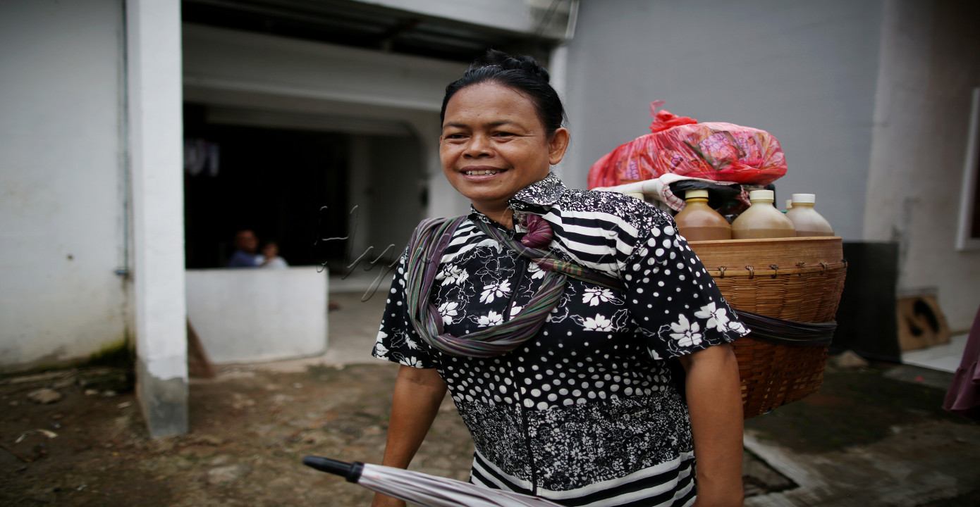 Ibu Handayani atau yang lebih akrab di sapa bude &nbsp;penjual jamu gendong yang biasa berkeliling di daerah kelurahan Petukangan kecamatan Pesanggarahan Jakarta Selatan.Jamu tradisional dinilai sebagai Salah satu &nbsp;cara masyarakat untuk meningkatkan tubuh agar &nbsp;tidak mudah sakit dan dapat mencegah penularan virus Covid -19<br />
&nbsp;