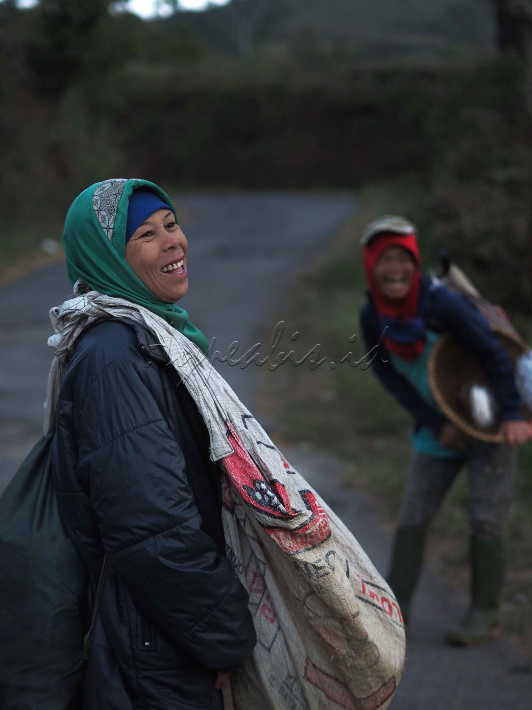 Dua petani tertawa riang saat akan bekerja di Ladang, di kawasan Pangalengan, Kabupaten Bandung, Agustus, 2021.<br />
<br />
Kemerdekaan dalam kehidupan adalah bisa melakukan berbagai kegiatan, salah satunya bisa beraktifitas dan produktif dalam kehidupan. Aktif dan produktif untuk bangkit dari pandemi yang menyerang segala bidang kehidupan.<br />
<br />
&nbsp;
