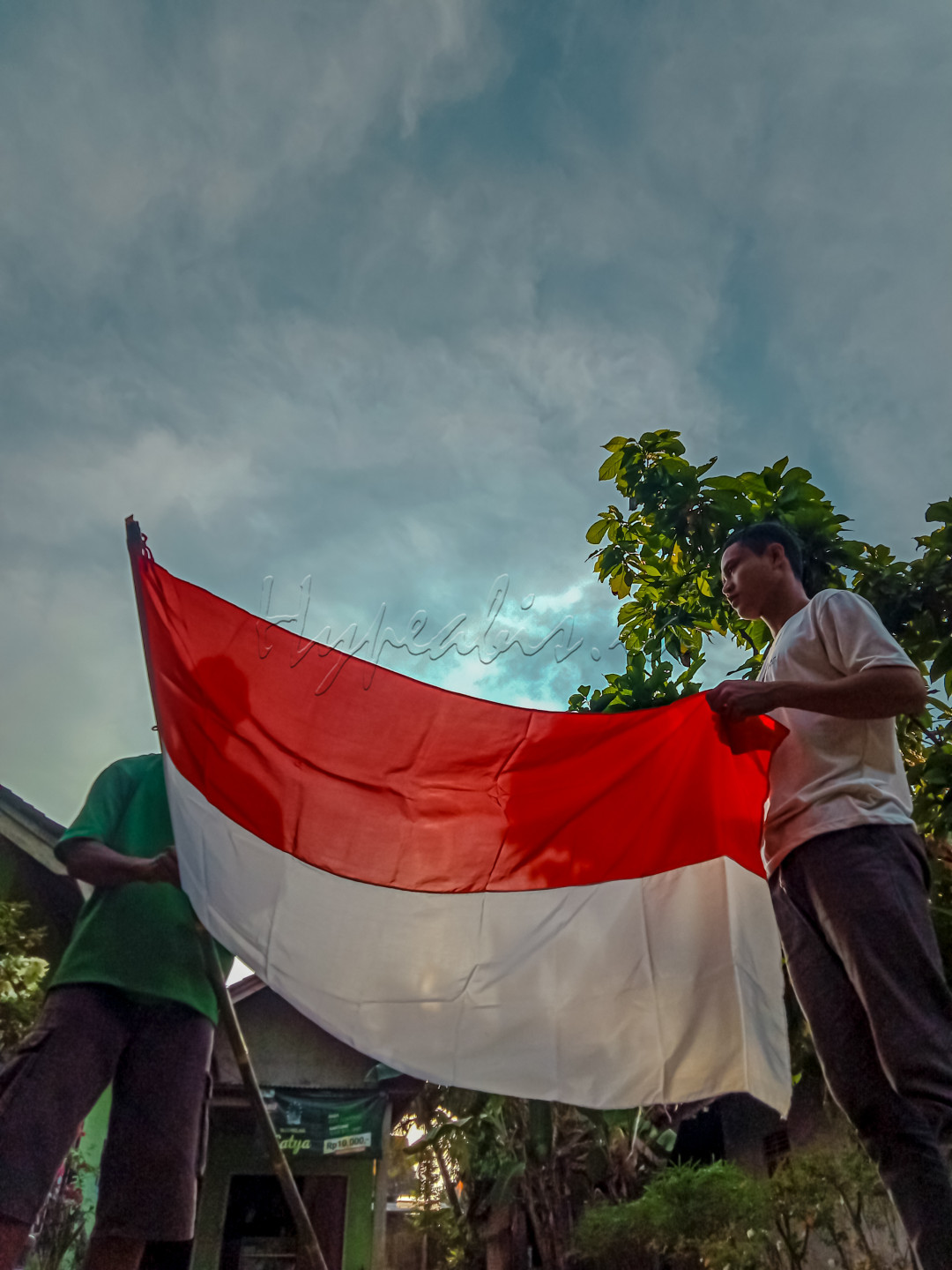 Hypeabis  Memasang bendera merah putih (2)