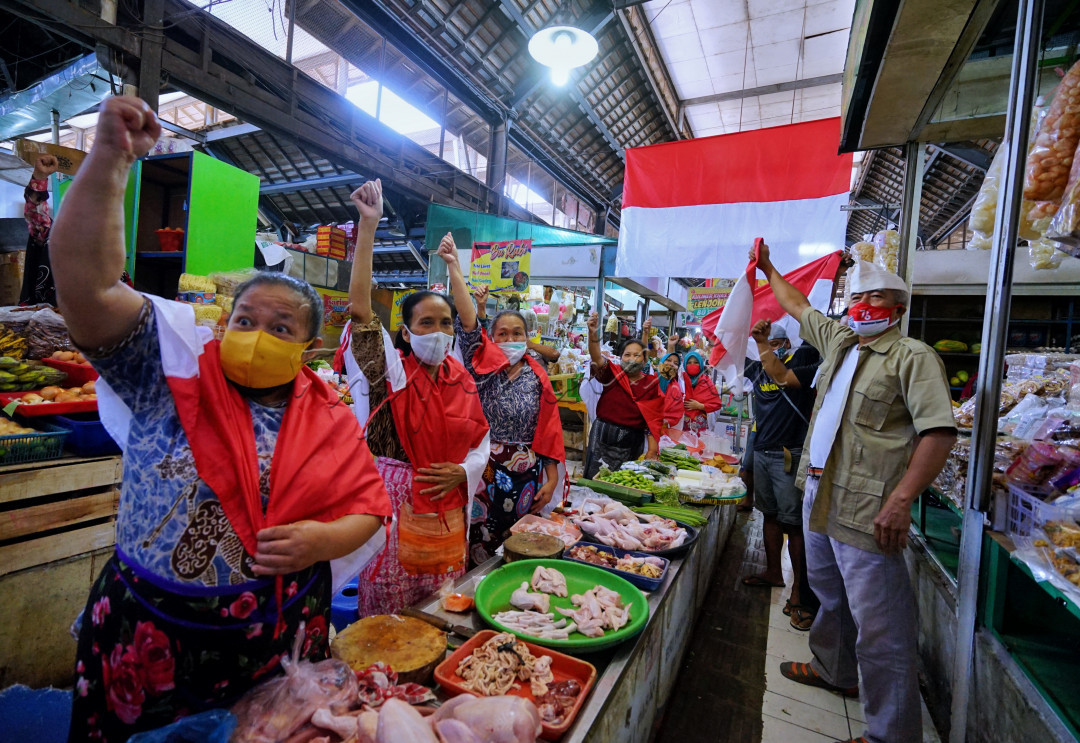 Ekspresi seorang ibu penjual daging ayam di Pasar Gedhe Surakarta.&nbsp; Ibu itu berharap pandemi&nbsp; &nbsp;segera selesai dan dia bisa berjualan dengan normal seperti sebelum&nbsp; Pandemi
