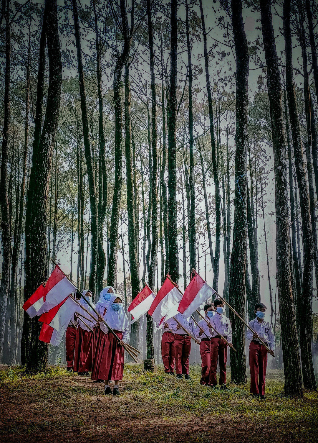 Semangat pejuang kemerdekaan dengan segala keterbatasan dan kesederhanaan mampu mengusir penjajah diterapkan anak anak dalam memperingati hari kemerdekaan. Dengan kesederhanaan keterbatasan karena Covid19 anak anak melakukan defile sang Merah Putih secara sederhana dengan protokol kesehatan yang ketat.