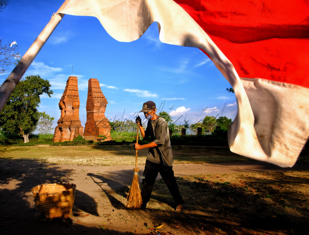 Dibalik bersih dan terawatnya nya suatu warisan cagar budaya ada mereka yang melakukan dengan sepenuh hati.karena cagar budaya adalah diplomasi indonesia.<br />
Meskipun masa PPKM tetapi tugas mereka untuk merawat, membersihkan dan melestarikan situs cagar budaya tetap mereka lakukan dengan protokol kesehatan.