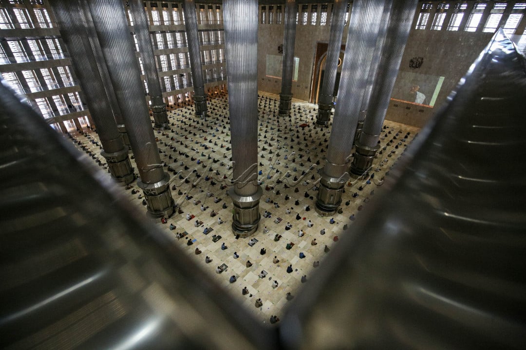 Umat Islam menunaikan shalat Jumat di Masjid Istiqlal, Jakarta, Jumat (20/8/2021). Pengurus Masjid Istiqlal kembali membuka pelaksanaan ibadah shalat Jumat setelah ditutup selama masa PPKM Darurat hingga masa perpanjangan saat ini dengan ketentuan jumlah jamaah dibatasi sebanyak 25 persen dari kapasitas masjid dan jamaah wajib menunjukkan kartu vaksin.&nbsp;