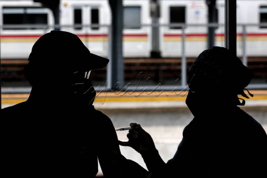 Petugas medis menyuntikkan vaksin COVID-19 di Jakarta.&nbsp;&nbsp;pemerintah akan terus menggencarkan vaksinasi Covid-19 dalam rangka mencapai kekebalan kelompok (herd immunity) secara nasional.&nbsp;
