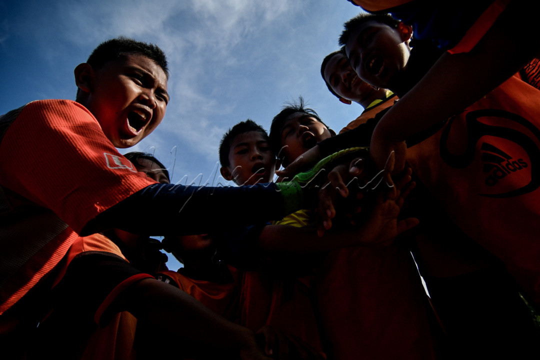 Pesepakbola cilik menjalani latihan di Lapangan Jenderal Urip kawasan Jatinegara, Jakarta, Selasa, (23/6/2020). Tidak berlangsungnya sekolah selama dua bulan lebih membuat sejumlah anak menghabiskan waktu dengan berlatih sepakbola&nbsp;di tengah PSBB transisi.&nbsp;