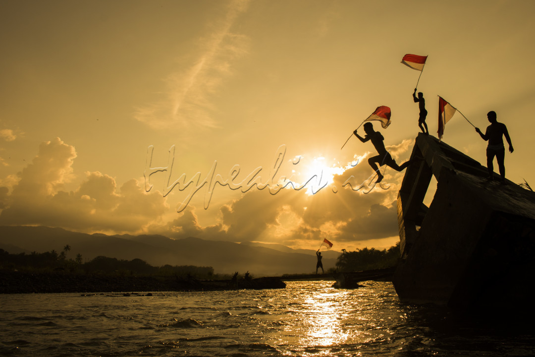 Tema : Merdeka Versi Saya<br />
<br />
Apa makna kemerdekaan yang sesungguhnya? Apakah hanya sebatas kata bebas tak terbatas atau bebas terlepas dari segala tekanan?<br />
Memaknai kemerdekaan Indonesia seperti saat ini menurut saya harus terus mendukung dan terlibat aktif di berbagai aspek yang mendorong kemajuan bangsa terlebih lagi di mana keadaan bangsa ini dihentak oleh pandemi yang hampir dua tahun belakang ini masih berjuang dan bangkit dari segala aspek kehidupan. Perayaan hari kemerdekaan tahun ini terasa begitu sangat jauh berbeda dari tahun-tahun sebelumnya, suasananya tidak semeriah dan semarak seperti sebelumnya. Pandemi kali ini benar-benar mengurangi berbagai acara perayaan kemerdekaan yang biasa dilakukan, namun tentunya semangat nasionalisme tidak dimaknai hanya dengan lomba 17-an atau sekedar upacara bendera saja.<br />
Dalam perjalanan kemerdekaan sampai saat ini tantangan negeri ini untuk menjadi sebenar-benarnya bangsa yang merdeka belum bisa dikatakan merdeka. Masih banyak pekerjaan rumah kita sebagai bangsa untuk menuntaskan segala hirup pikup masalah yang ada di dalamnya. Berbagai pekerjaan rumah yang masih berlarut-larut sampai sekarang yang belum tuntas, terlebih-lebih di aspek kemiskinan dan kebodohan masih menggerogoti negeri ini. Sektor leterasi menjadi salah satu aspek penting dan kemerdekaan itu sendiri tidak bisa di raih jika pendidikan yang belum merata sampai ke sudut-sudut negeri dan dijangkau oleh seluruh anak bangsa.&nbsp;<br />
&nbsp;