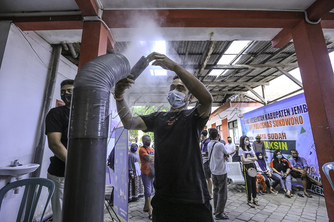 Dua tahun lebih sudah hidup kita terjajah oleh pandemi Covid-19,dimana aktifitas kita serba dibatasi agar tidak tertular oleh virus Covid-19 yang sedang menjajah dunia.<br />
Salah satu upaya untuk memutus mata rantai penyebaran virus Covid-19 yaitu dengan melakukan vaksinasi Covid-19.Namun yang terpenting adalah kita selalu menjalankan protokol kesehatan sesuai anjuran pemerintah dengan memakai masker,menjaga jarak dan hindari kerumunan,rajin mencuci tangan terutama setelah bersentuhan dengan benda di sekitar kita dan selalu menjaga kebersihan barang yang kita bawa salah satunya perangkat ponsel,karena bukan hanya tangan dan tubuh saja yang kita jaga kebersihannya,karena tanpa kita sadari barang bawaan kita dapat terkontaminasi virus saat kita beraktifitas.