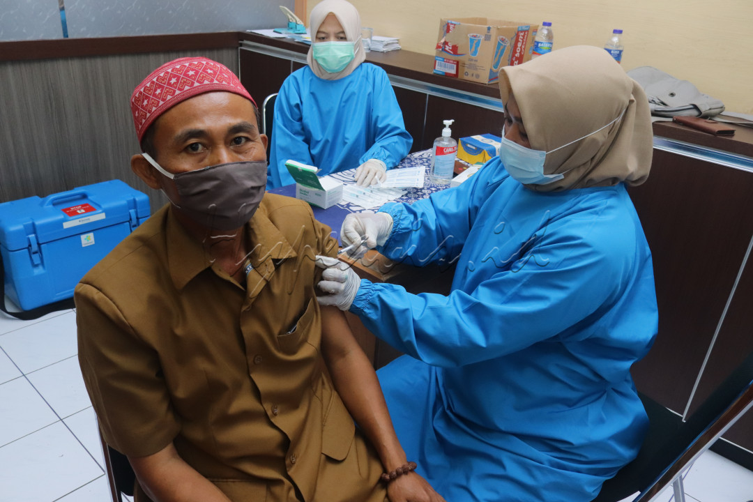 Program vaksinasi merupakan salah satu ikhtiar untuk mengantisipasi semakin menyebarnya wabah covid yang saat ini masih melanda di berbagai daerah, wilayah dan juga negara. Vaksinasi dilakukan agar menjaga diri dan juga orang lain dari terpapar pandemi covid-19. Walaupun kadang masih terjadi seseorang yang telah divaksinasi bisa terpapar dikarenakan kemungkinan kondisi imunitasnya belum tumbuh, belum stabil dan boleh jadi karena ada faktor lain yang menyebabkan masih bisa terpapar. Namun setidaknya dengan vaksinasi kita berikhtiar untuk menjaga dan juga menguatkan imunitas pada tubuh kita agar tidak mudah sakit atau tertular wabah. Semoga dengan ikhtiar kita melakukan vaksinasi menjadi salah satu penyebab Merdeka dari Covid-19.&nbsp;<br />
<br />
#LombaFotoHypeAbisID<br />
#EkspresiKemerdekaan<br />
#BisnisIndonesiaFoto