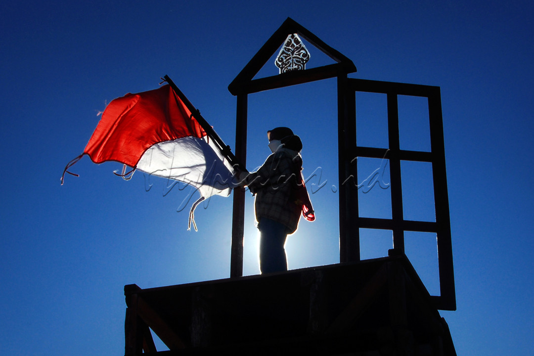 Ainun mengibarkan bendera Merah Putih&nbsp; pagi hari di taman wisata milenial Panenjoan Gunung Windu Pangalengan Jawa Barat.